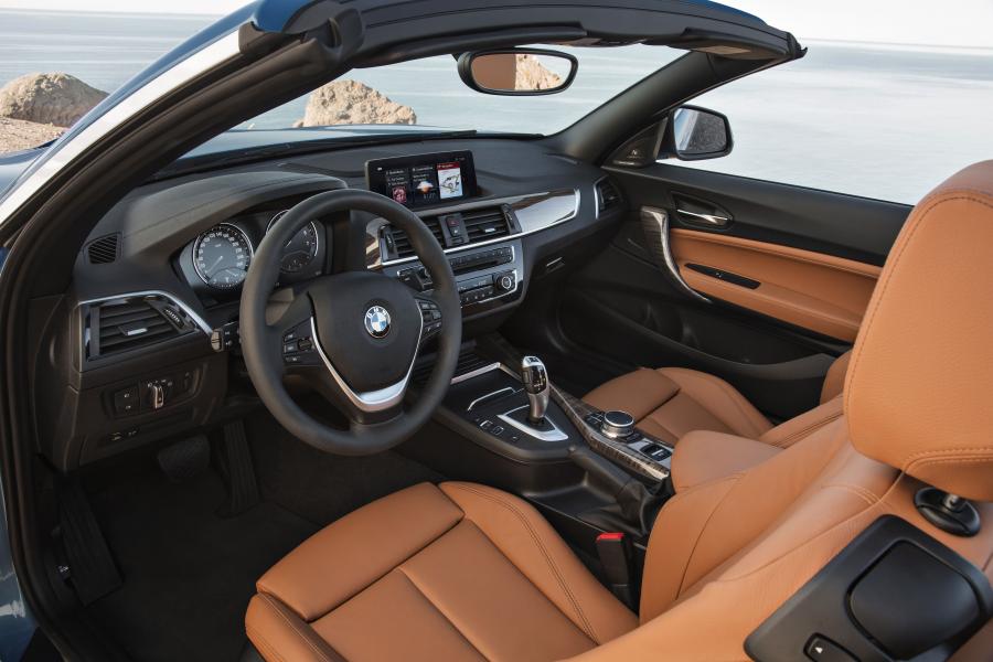 Интерьер BMW 230i Canvertible Luxury Line (F23) 2017 года  (WW) (фото 30 из 38)